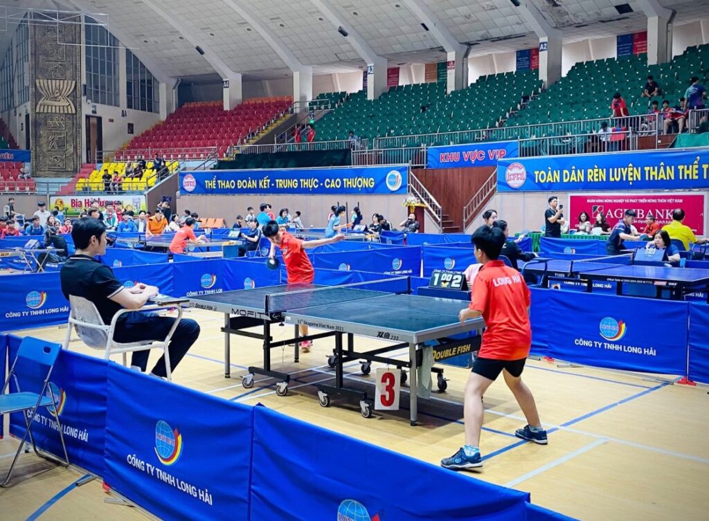 Thi đấu bóng bàn chuyên nghiệp khác gì phong trào